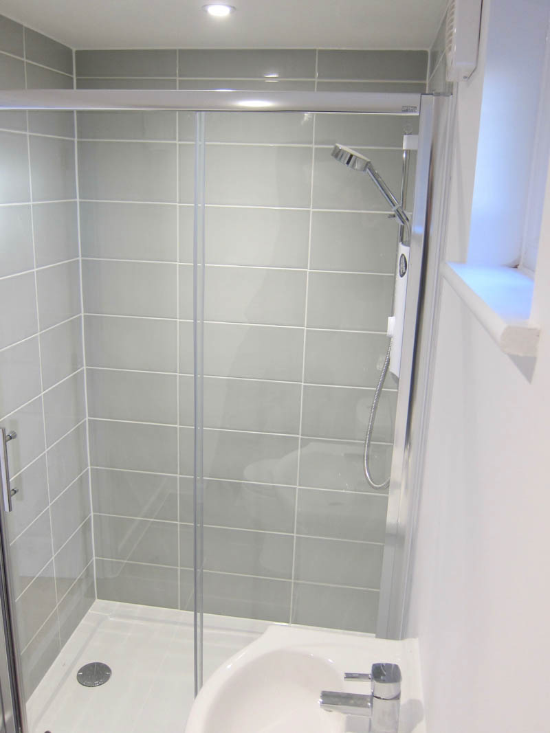 Garden bedroom fitted with 1200mm x 800mm shower tray