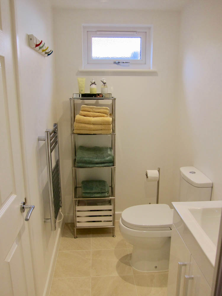 Modern en-suite shower room