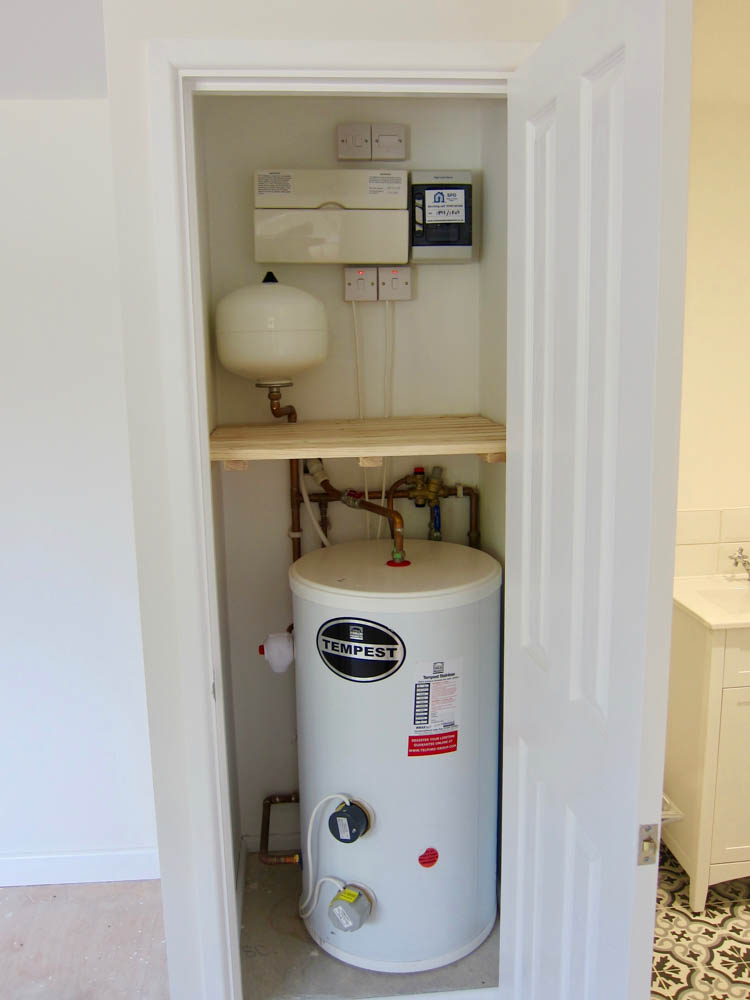 Cupboard with the pressurised water tank