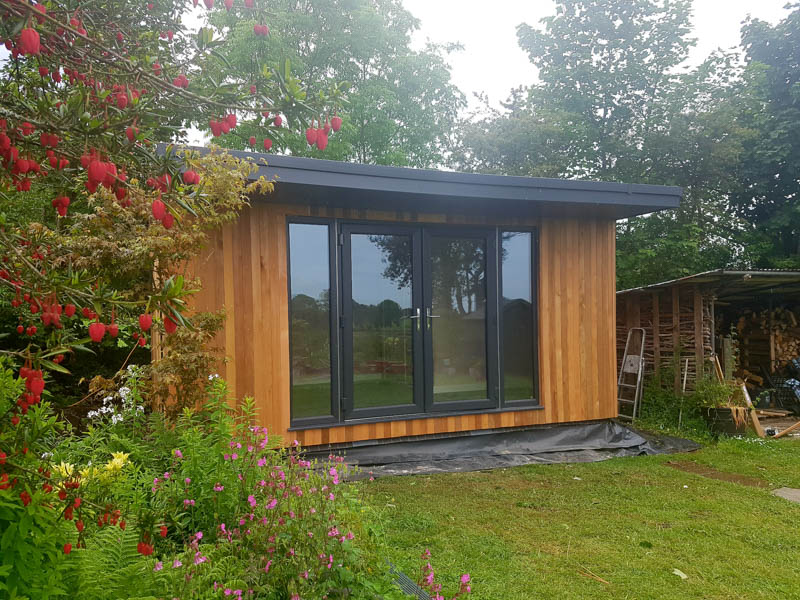 Garden room with canopy by Brookwell Garden Rooms