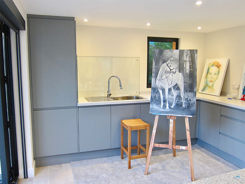 Garden artists studio with sink by Executive Garden Rooms