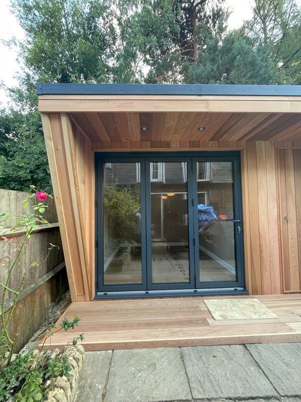Garden room positioned close to the boundary fence