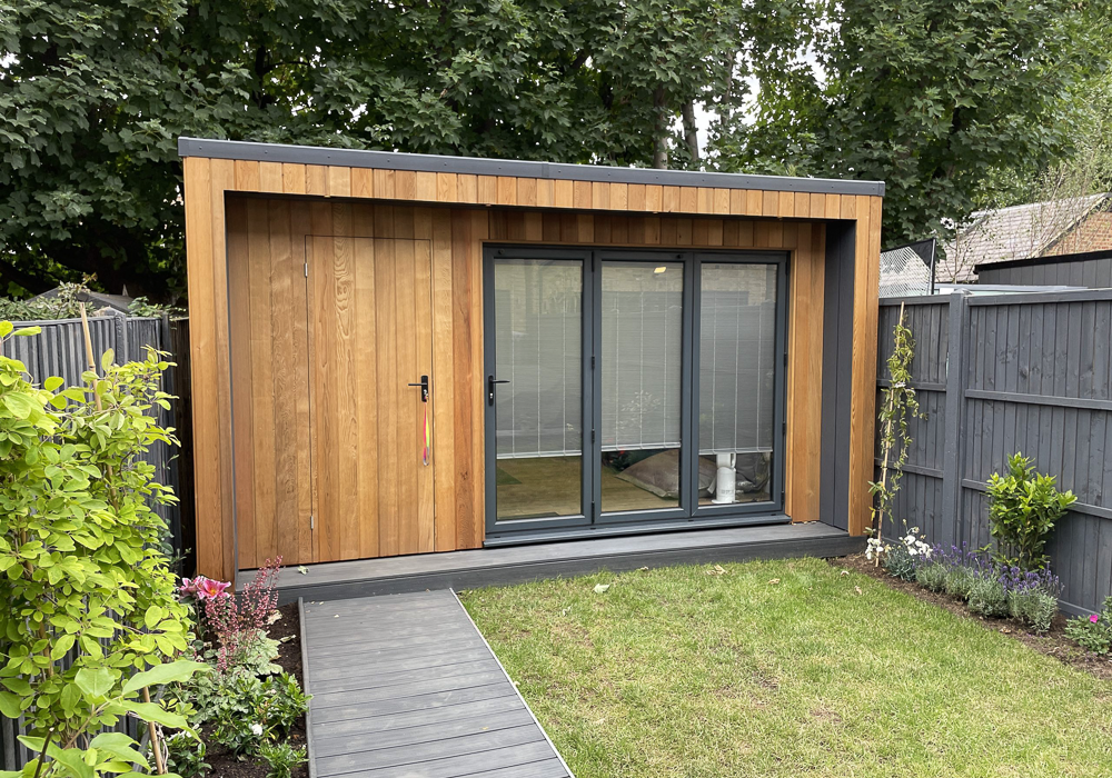 Western Red Cedar has been used on the front elevation paired with dark grey Hardie Plank composite cladding