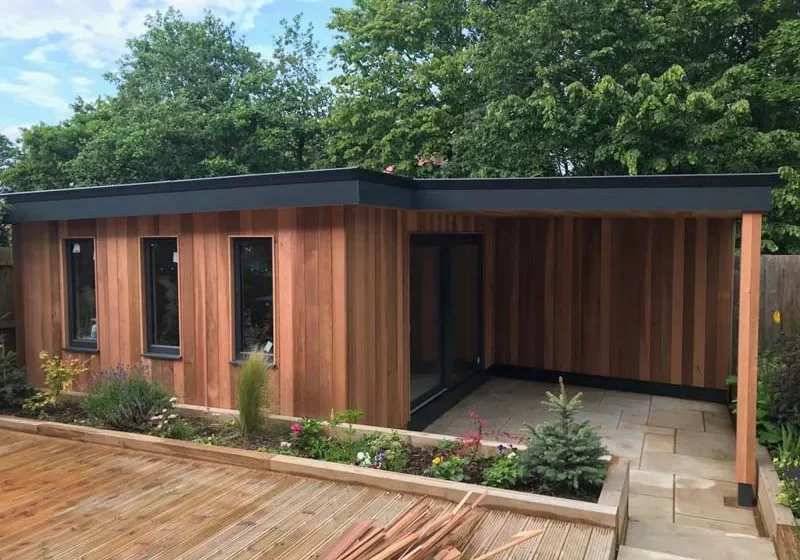 Cedar garden room with side canopy area by Bridge Garden Rooms