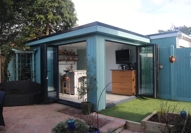 Garden room pub by Miniature Manors