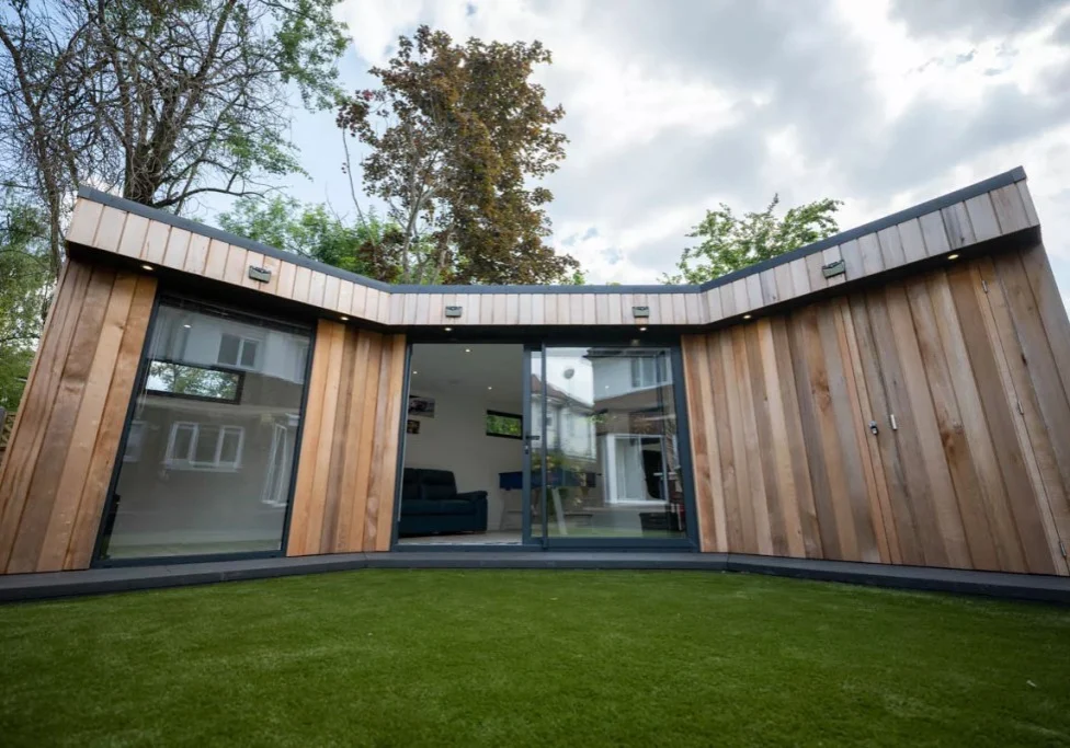 L-shaped garden room by Swift