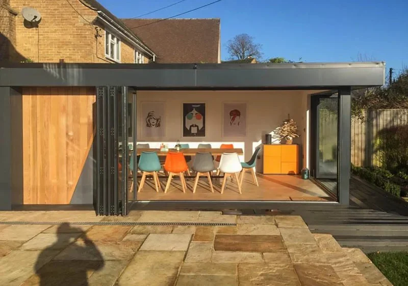 Outdoor entertainment room by Swift