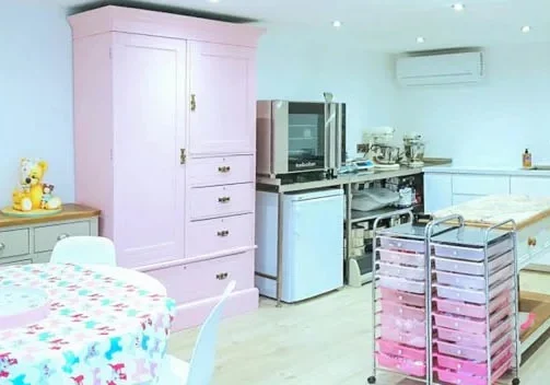 Professional cake making and decorating garden studio by Swift