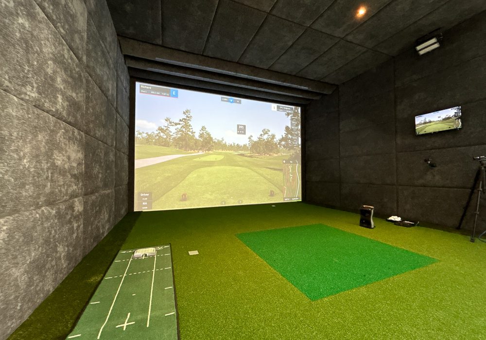 The internal height is 3.2m ideal for the swing of the club